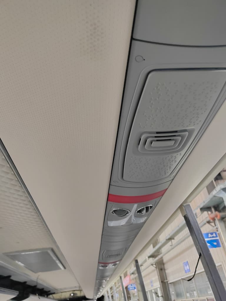 Overhead passenger service unit with air vents