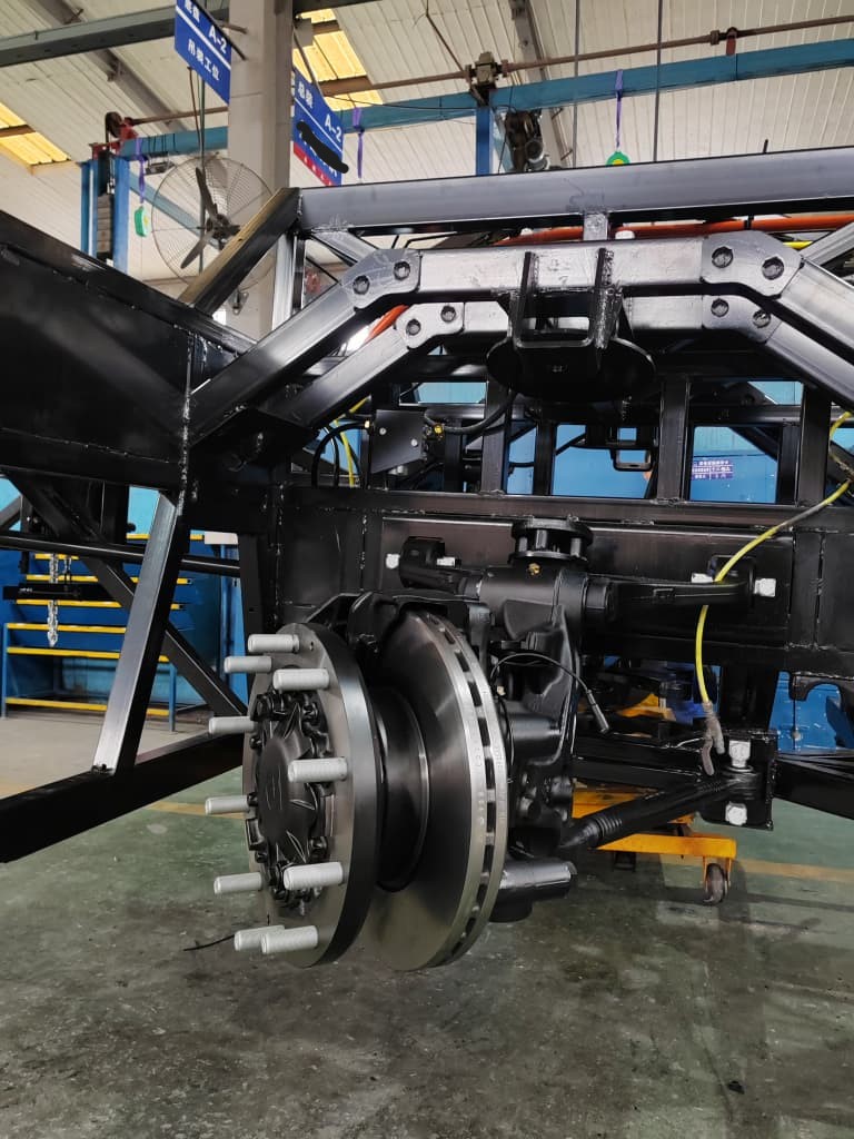 Front axle disc brake and wheel hub mounted on chassis frame